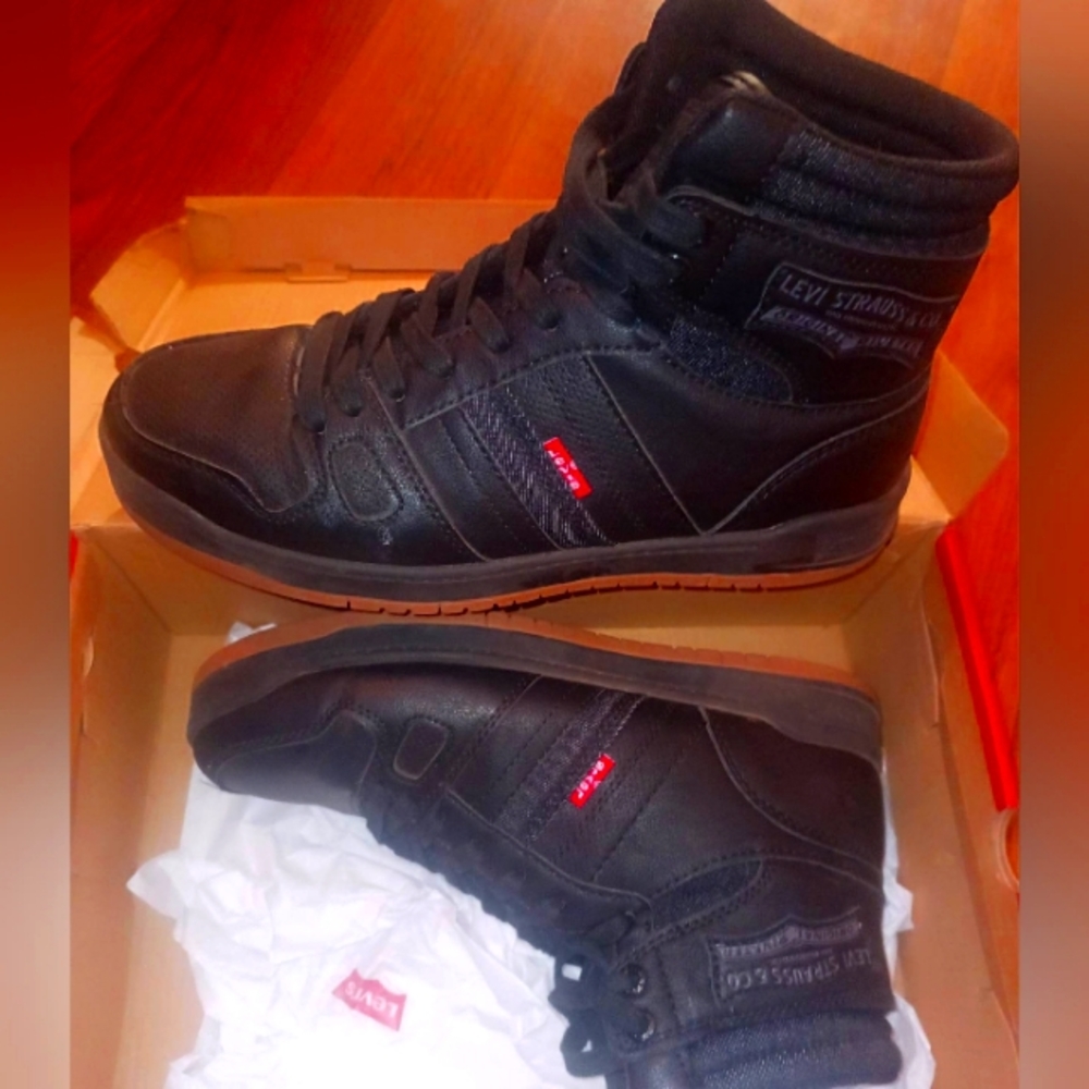 Levi's Black hightops, size 7
